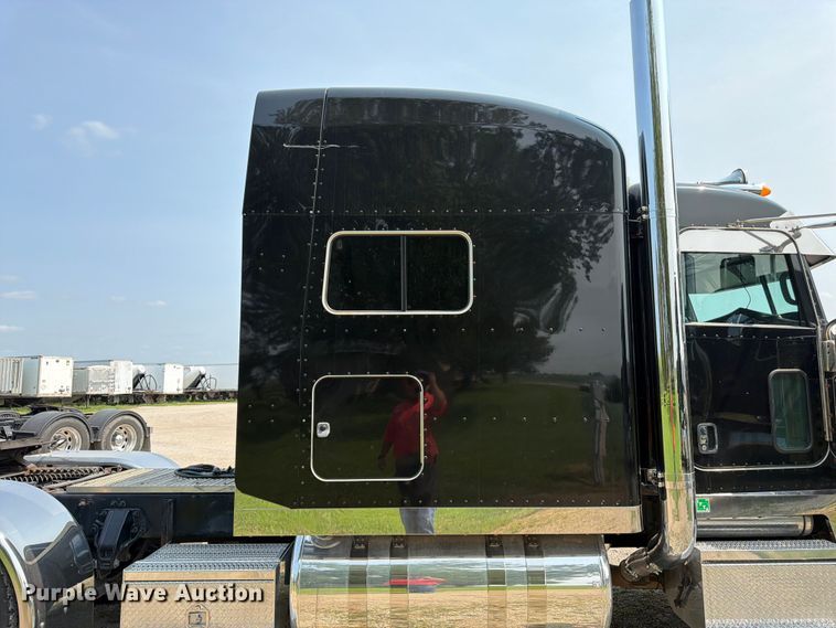 image for item FK3297 2017 Peterbilt 389 semi truck
