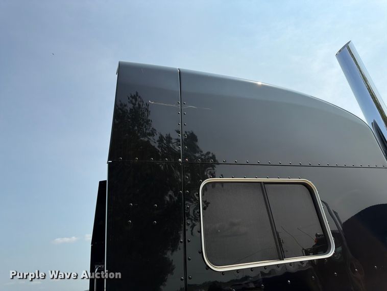 image for item FK3297 2017 Peterbilt 389 semi truck