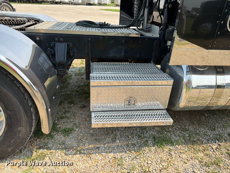 image for item FK3297 2017 Peterbilt 389 semi truck