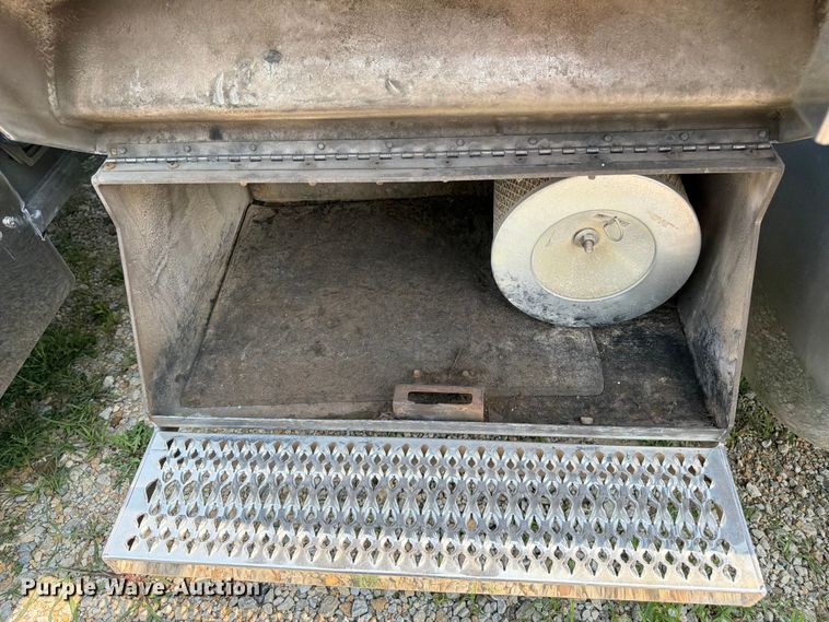 image for item FK3297 2017 Peterbilt 389 semi truck