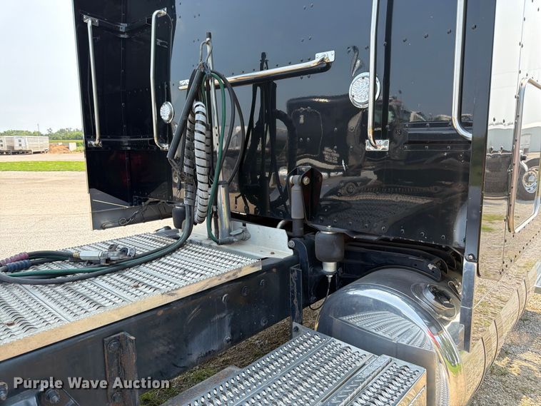 image for item FK3297 2017 Peterbilt 389 semi truck