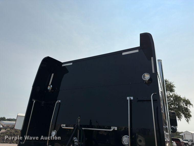 image for item FK3297 2017 Peterbilt 389 semi truck