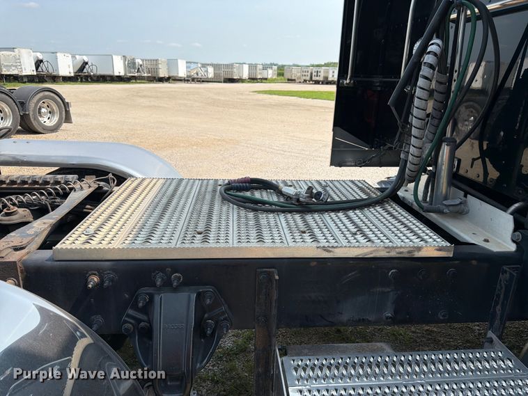 image for item FK3297 2017 Peterbilt 389 semi truck