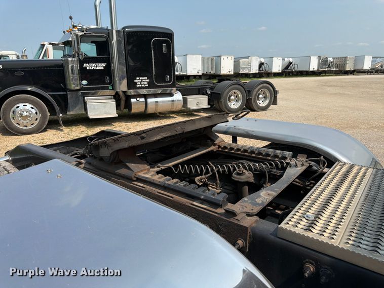 image for item FK3297 2017 Peterbilt 389 semi truck