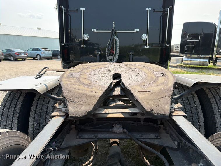 image for item FK3297 2017 Peterbilt 389 semi truck