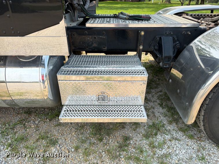 image for item FK3297 2017 Peterbilt 389 semi truck