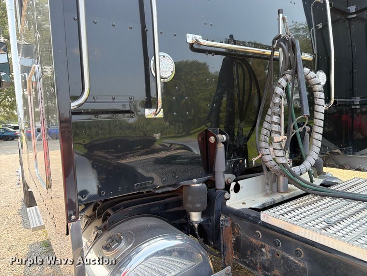 image for item FK3297 2017 Peterbilt 389 semi truck