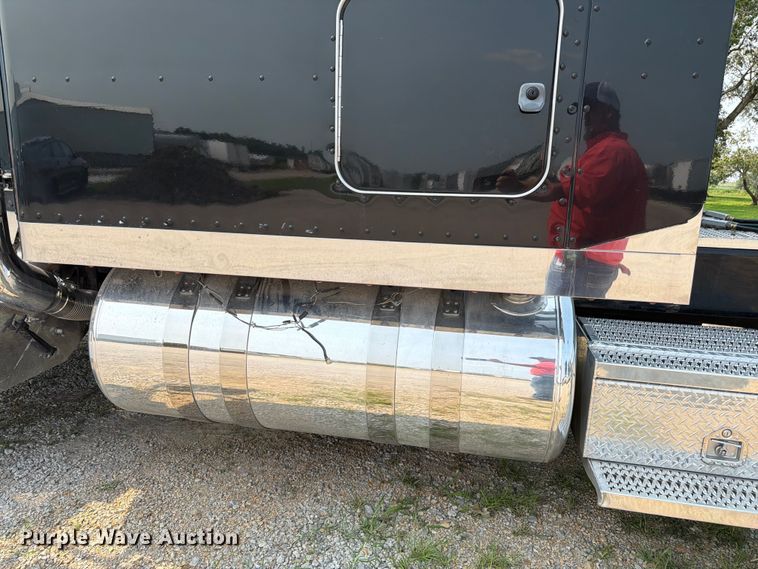 image for item FK3297 2017 Peterbilt 389 semi truck
