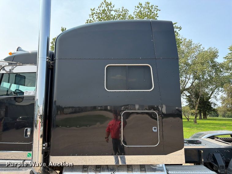 image for item FK3297 2017 Peterbilt 389 semi truck