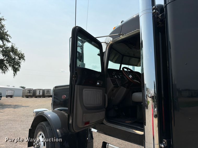 image for item FK3297 2017 Peterbilt 389 semi truck