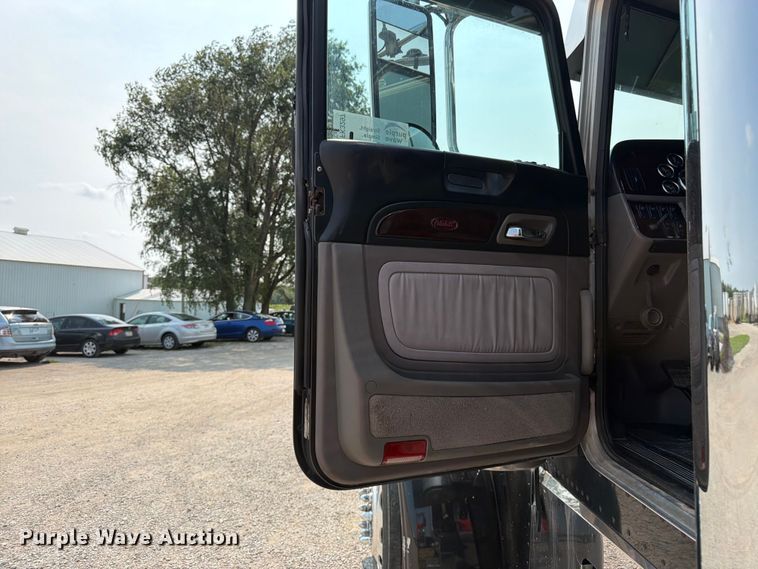 image for item FK3297 2017 Peterbilt 389 semi truck