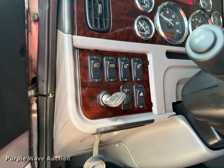 image for item FK3297 2017 Peterbilt 389 semi truck