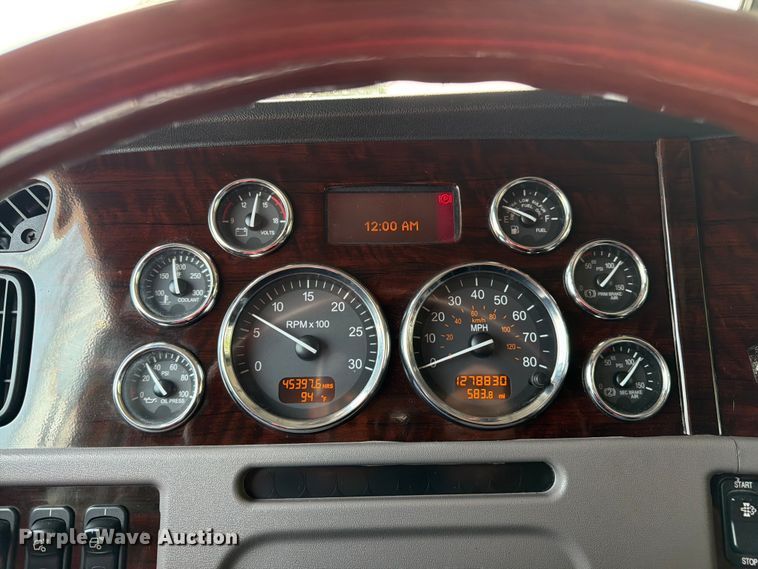 image for item FK3297 2017 Peterbilt 389 semi truck