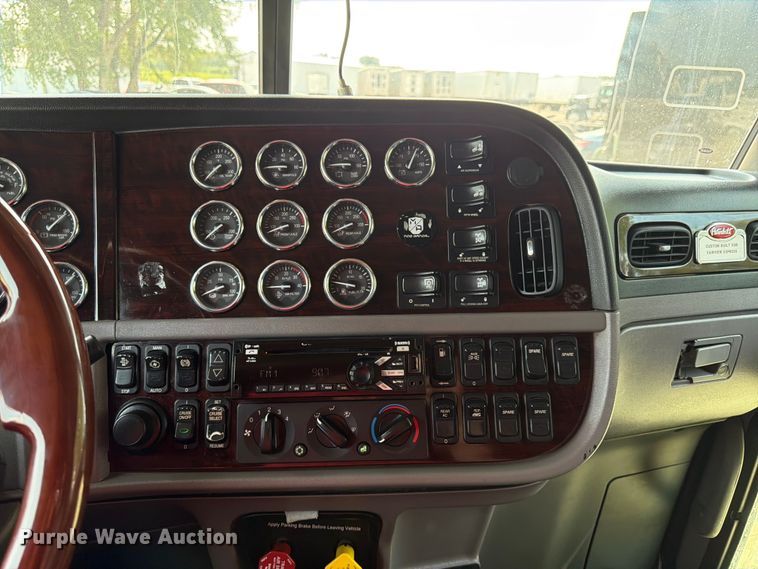 image for item FK3297 2017 Peterbilt 389 semi truck
