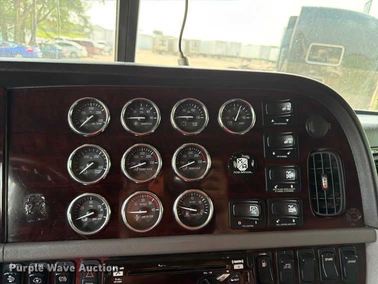 image for item FK3297 2017 Peterbilt 389 semi truck
