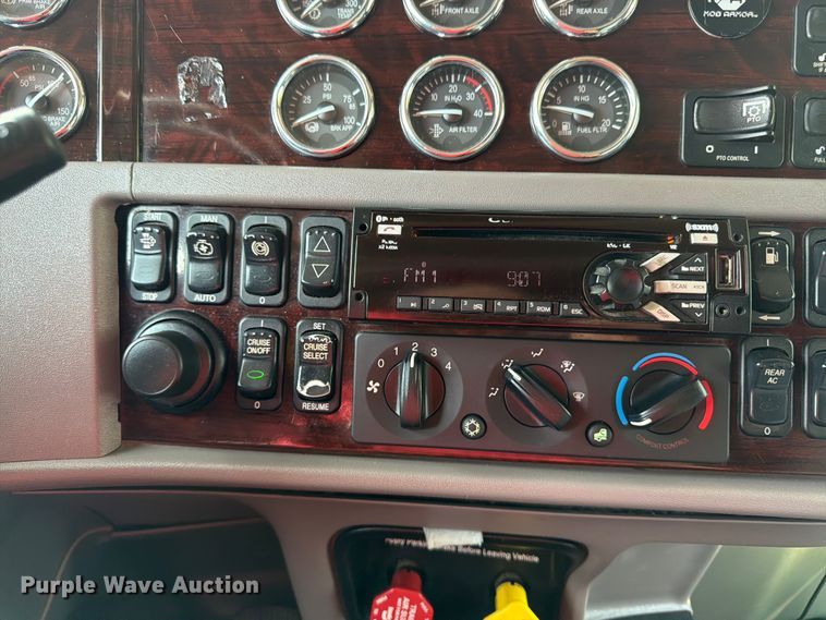 image for item FK3297 2017 Peterbilt 389 semi truck