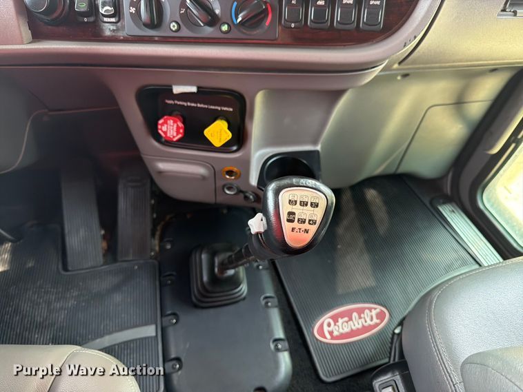 image for item FK3297 2017 Peterbilt 389 semi truck