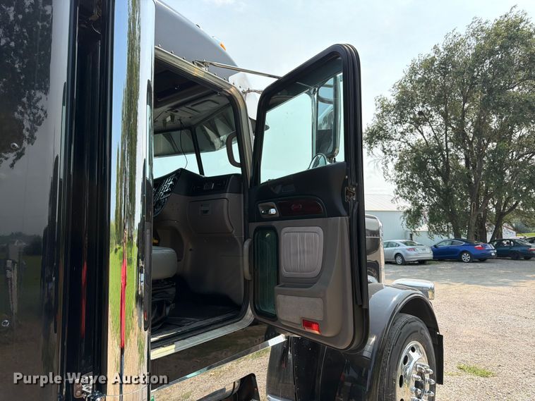 image for item FK3297 2017 Peterbilt 389 semi truck