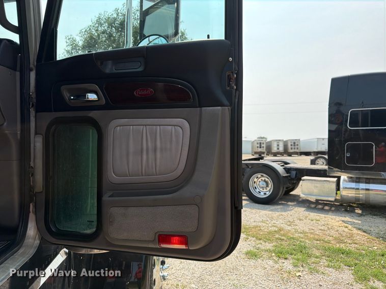 image for item FK3297 2017 Peterbilt 389 semi truck