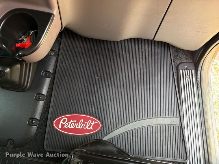 image for item FK3297 2017 Peterbilt 389 semi truck