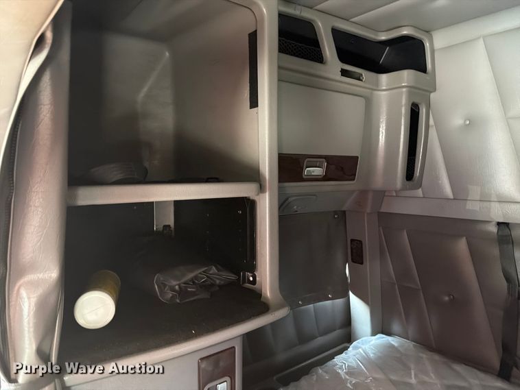 image for item FK3297 2017 Peterbilt 389 semi truck