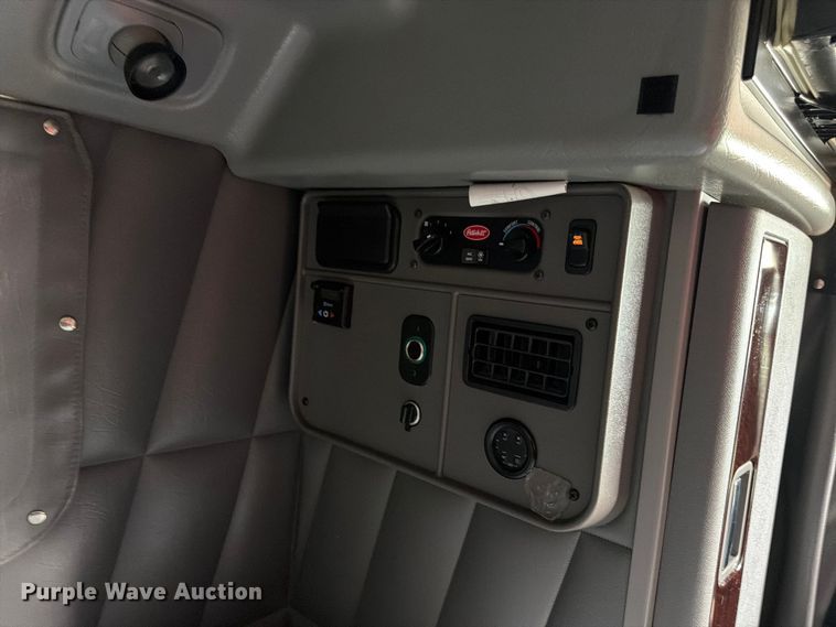 image for item FK3297 2017 Peterbilt 389 semi truck