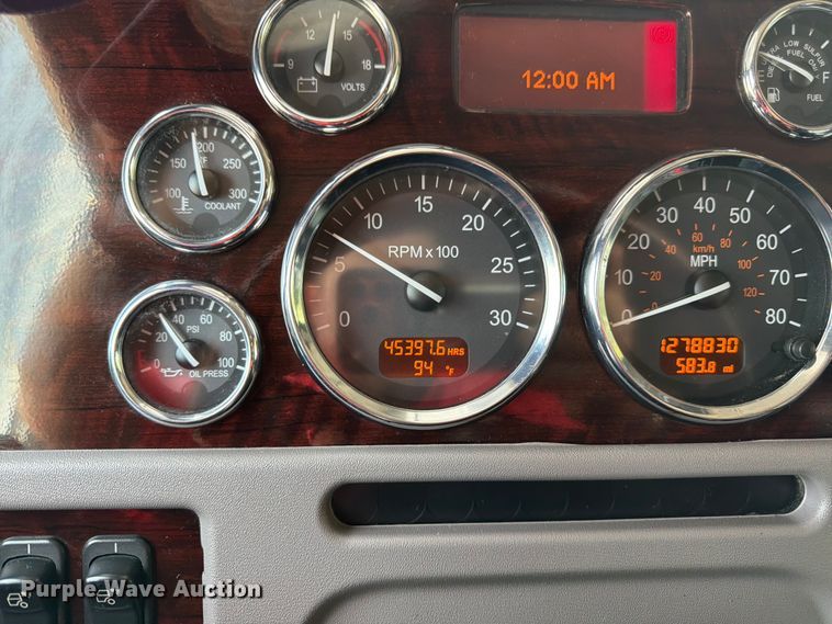 image for item FK3297 2017 Peterbilt 389 semi truck