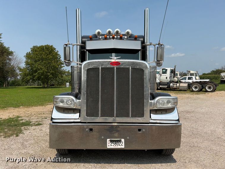 image for item FK3298 2016 Peterbilt 389 semi truck