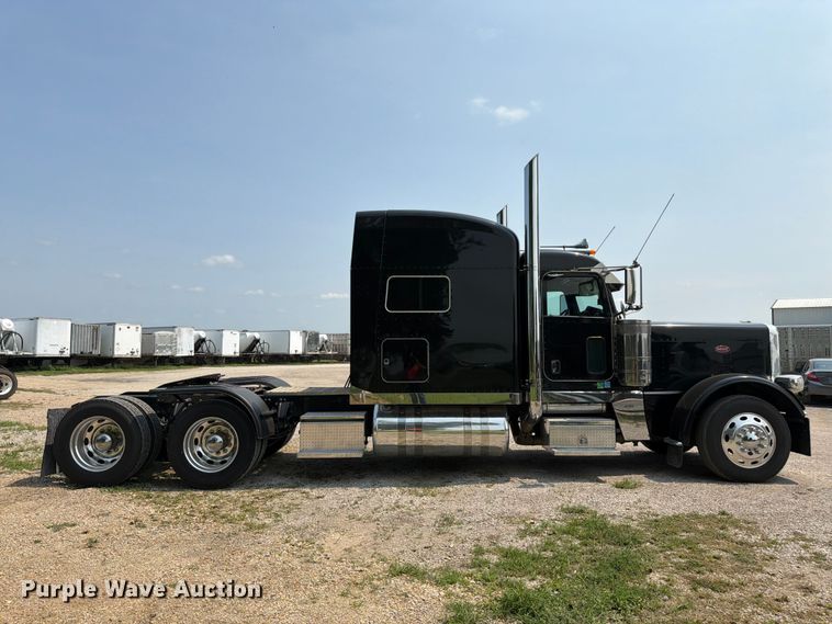 image for item FK3298 2016 Peterbilt 389 semi truck