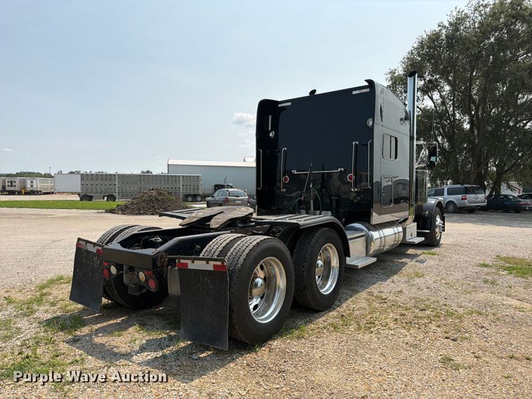 image for item FK3298 2016 Peterbilt 389 semi truck