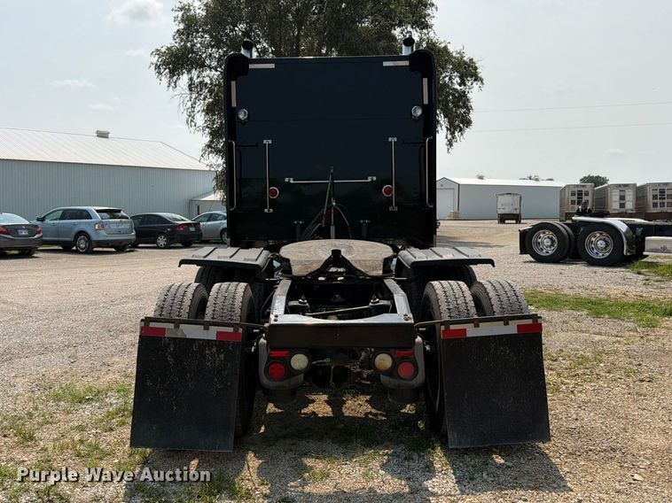 image for item FK3298 2016 Peterbilt 389 semi truck