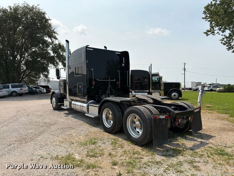 image for item FK3298 2016 Peterbilt 389 semi truck