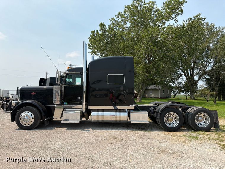 image for item FK3298 2016 Peterbilt 389 semi truck