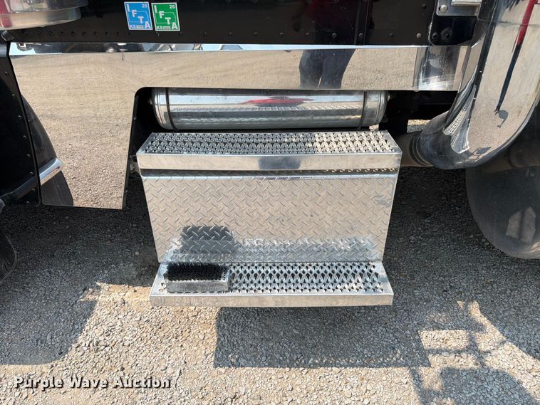 image for item FK3298 2016 Peterbilt 389 semi truck