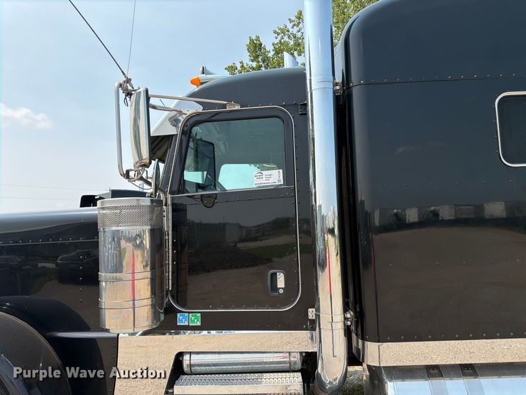 image for item FK3298 2016 Peterbilt 389 semi truck