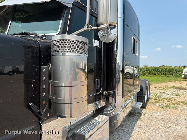 image for item FK3298 2016 Peterbilt 389 semi truck