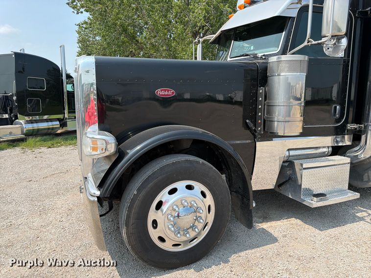 image for item FK3298 2016 Peterbilt 389 semi truck