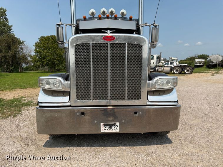 image for item FK3298 2016 Peterbilt 389 semi truck