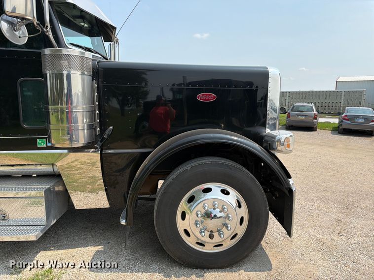 image for item FK3298 2016 Peterbilt 389 semi truck