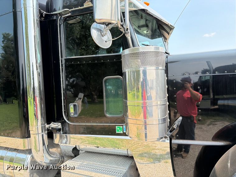 image for item FK3298 2016 Peterbilt 389 semi truck