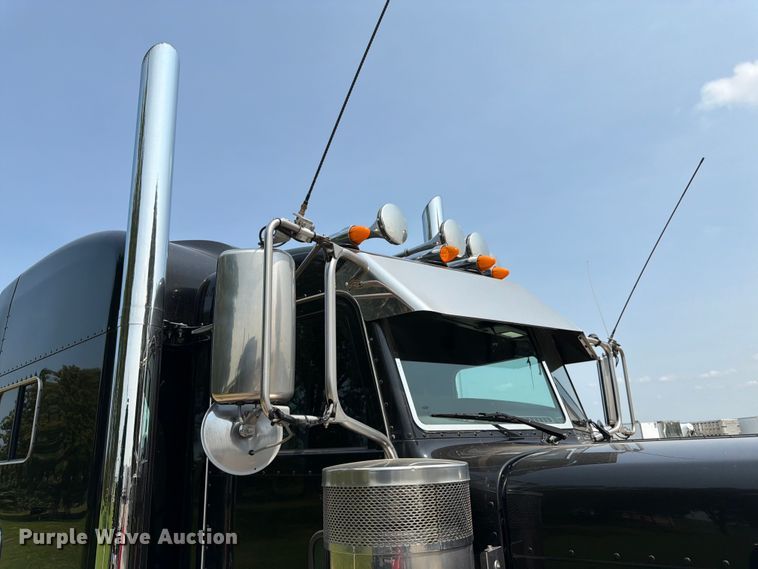 image for item FK3298 2016 Peterbilt 389 semi truck