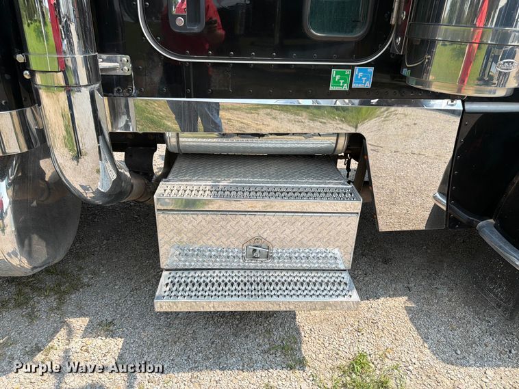 image for item FK3298 2016 Peterbilt 389 semi truck