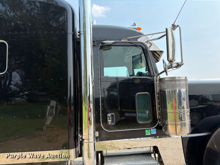 image for item FK3298 2016 Peterbilt 389 semi truck