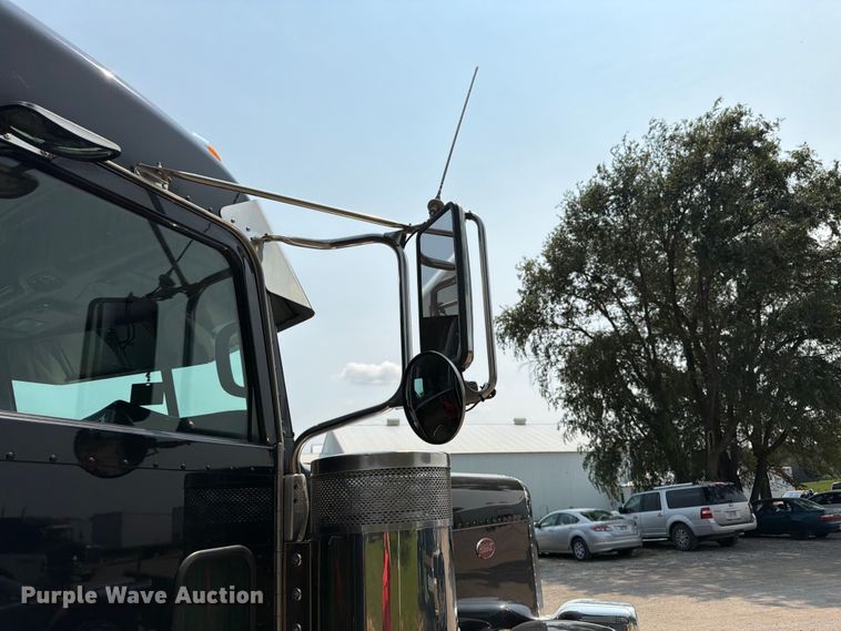 image for item FK3298 2016 Peterbilt 389 semi truck