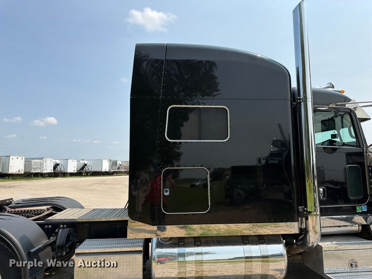 image for item FK3298 2016 Peterbilt 389 semi truck
