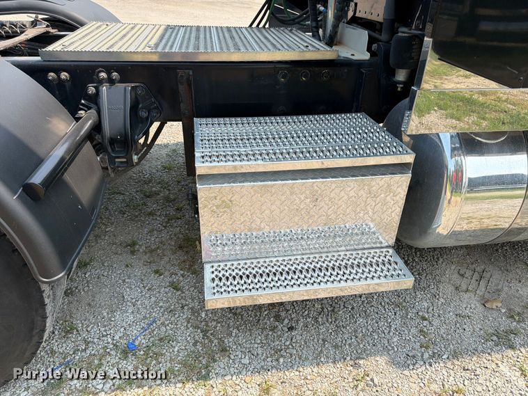 image for item FK3298 2016 Peterbilt 389 semi truck