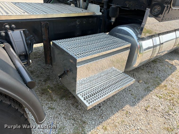 image for item FK3298 2016 Peterbilt 389 semi truck