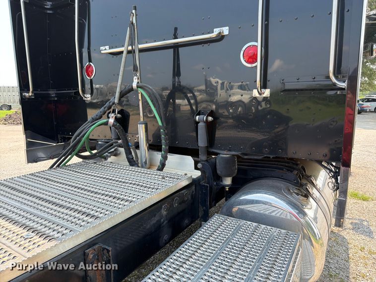 image for item FK3298 2016 Peterbilt 389 semi truck