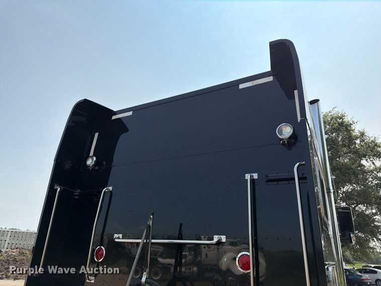 image for item FK3298 2016 Peterbilt 389 semi truck