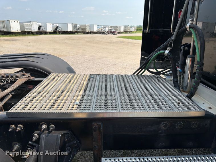 image for item FK3298 2016 Peterbilt 389 semi truck